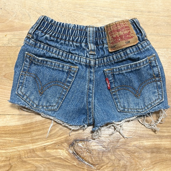 Levi shorts - Picture 2 of 3